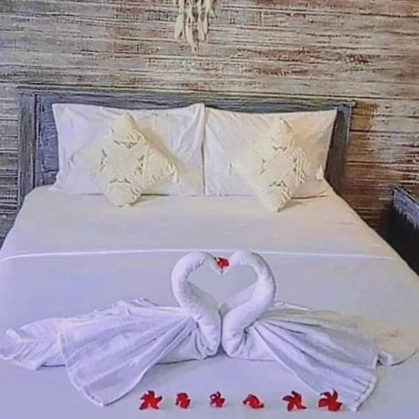 Sarinah Beach - Bistro&Bungalow Batununggul Bagian luar foto