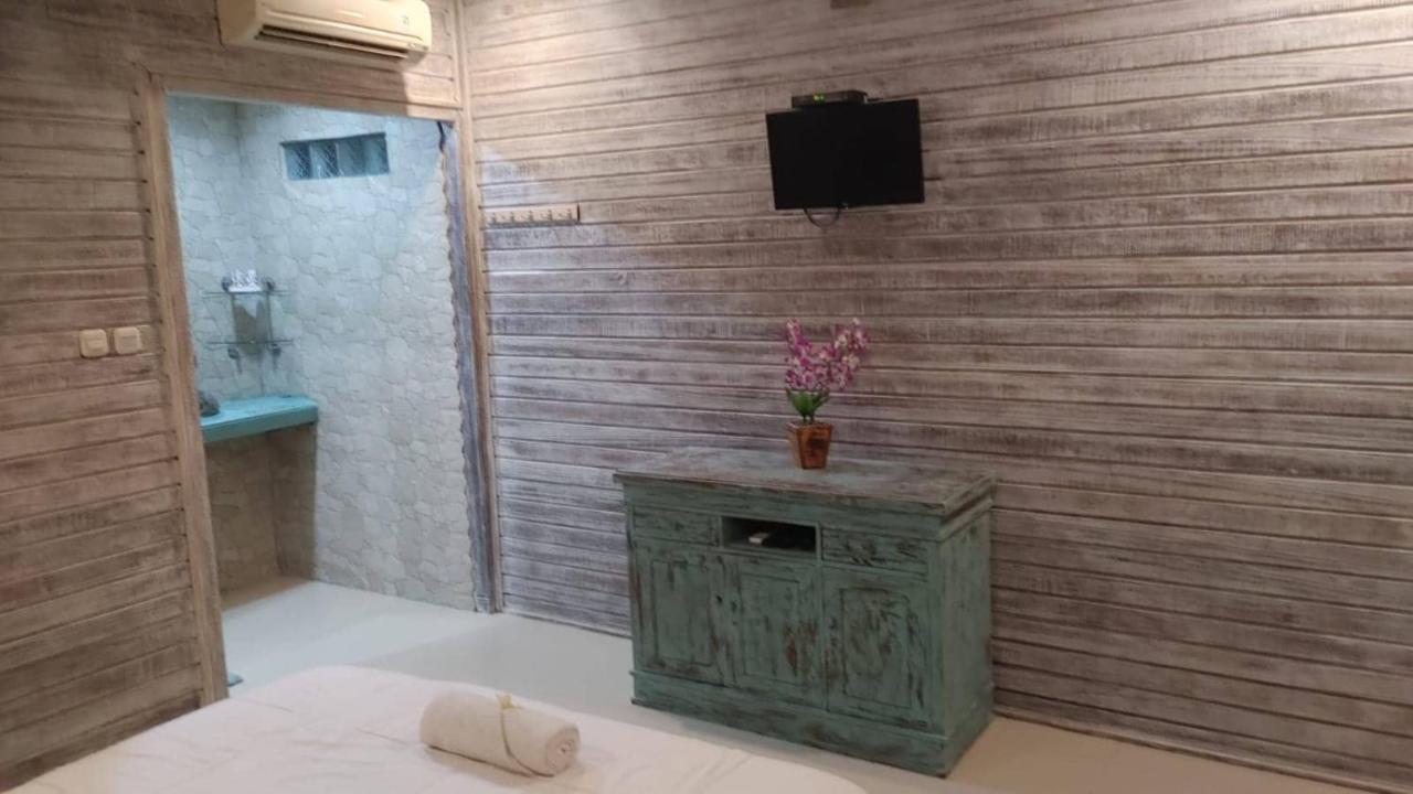 Sarinah Beach - Bistro&Bungalow Batununggul Bagian luar foto