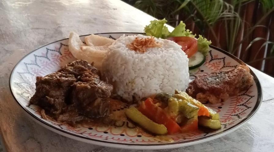 Sarinah Beach - Bistro&Bungalow Batununggul Bagian luar foto