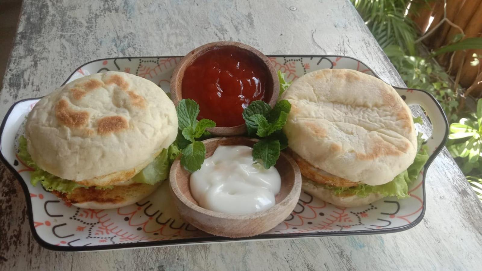 Sarinah Beach - Bistro&Bungalow Batununggul Bagian luar foto